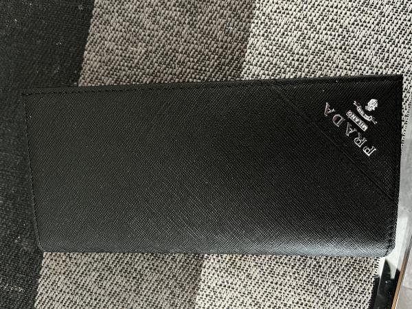 プラダ ファスナー付長財布 偽物 サフィアーノトライアングル 2MV836 QME