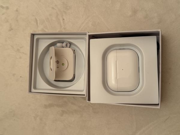 AirPods Pro 偽物 おすすめ（第2世代）​​​​​​MagSafe充電ケース