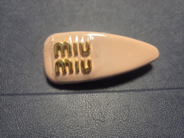 ミュウミュウ ヘアピン 偽物★【MiuMiu】パテントレザー ロゴ ヘアクリップ 5IF092_069