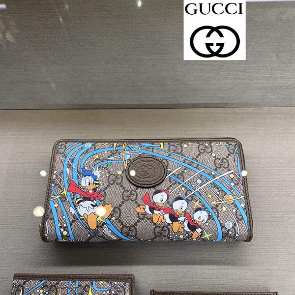 グッチ☆グッチ x ディズニー 偽物ドナルドダックジップアラウンドウォレット 647940 2M1AT 8679