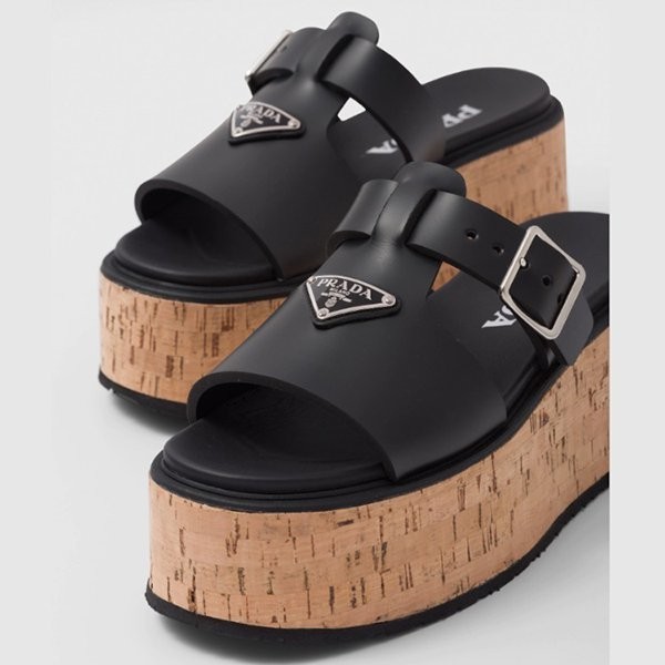 大人気！プラダ 偽物 Rubber wedge platform sandals ウェッジサンダル