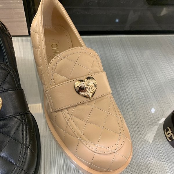 入手困難クルーズ【シャネル 偽物】ハートココマークマトラッセローファー