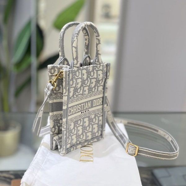 ディオール BOOK TOTE ミニ フォンバッグ 偽物 S5555CRIW_M928