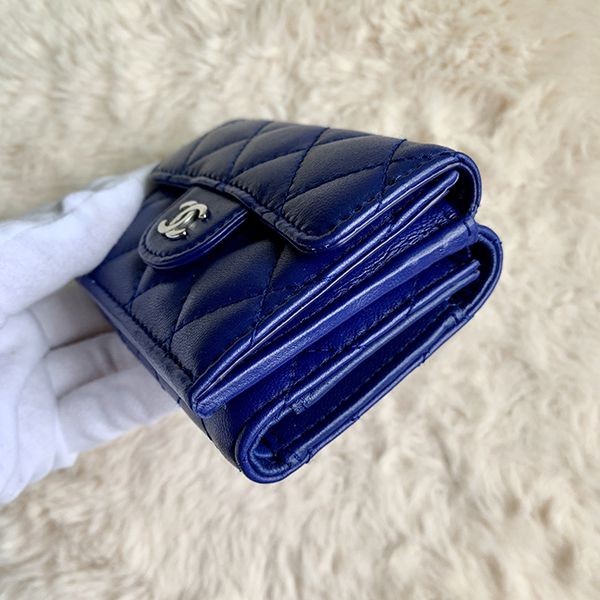 【セールで奇跡の入荷！】【シャネル】３つ折り財布 偽物ラムスキン マトラッセAP0230