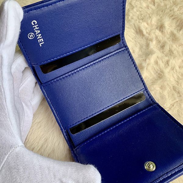 【セールで奇跡の入荷！】【シャネル】３つ折り財布 偽物ラムスキン マトラッセAP0230
