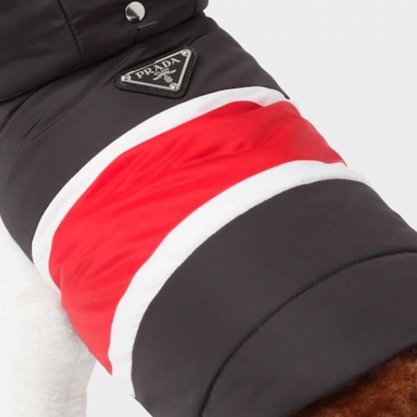 ナチュラル可愛い☆【プラダ】フード付 プリント Re Nylon キルト ドッグコート 偽物 2YX0052FJW