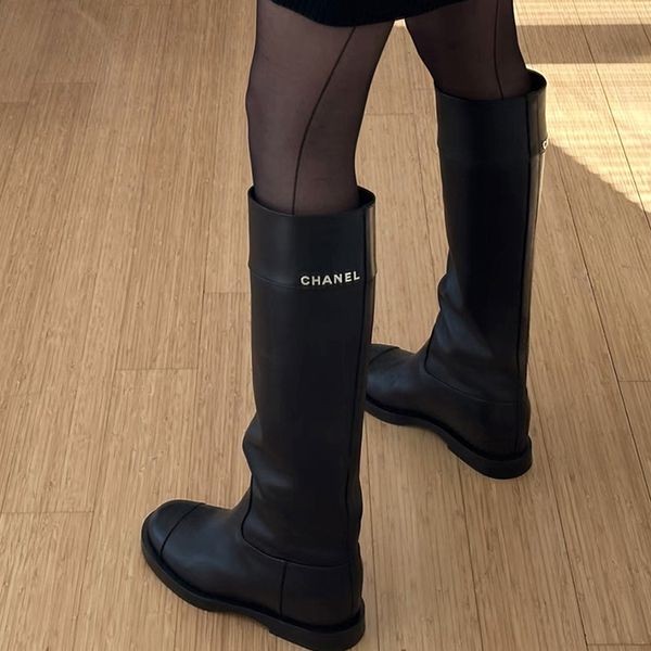 【手元に在庫有】シャネル ロングブーツ 偽物【サイドのロゴがアクセント♪】cc11114