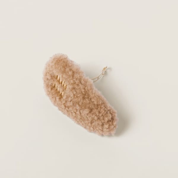 ナチュラル可愛い☆ミュウミュウ 偽物 メタルロゴ シープスキン ヘアクリップ 3色 5IF092_2F7T_F0028