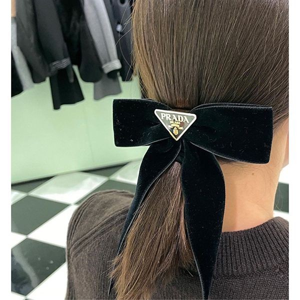 セレクトのおしゃれ☆プラダ ベルベットリボン ヘアクリップ 偽物☆ロゴ付きp12221