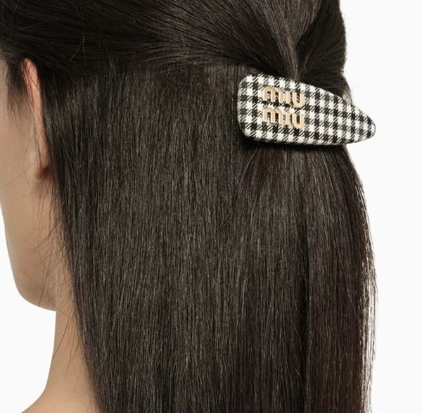 新作もセール価格！ミュウミュウ ヘアクリップ 偽物パテントレザー ヘアクリップ 5IF092
