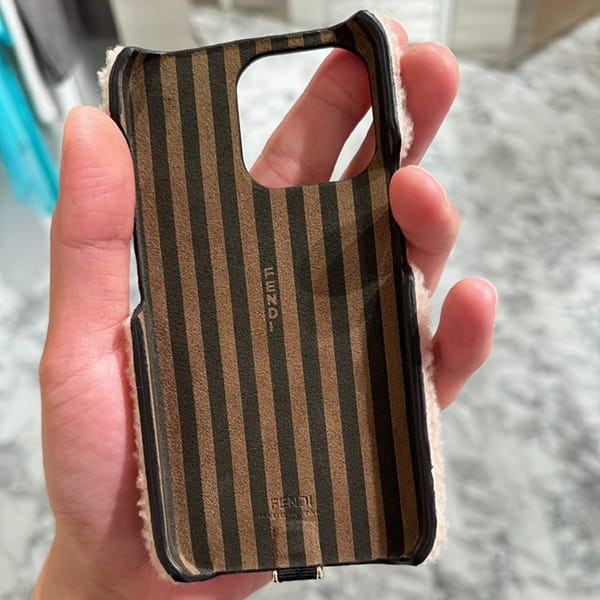 フェンディ モコモコ iphone13proケース ffロゴ n級品 2色 fd200004