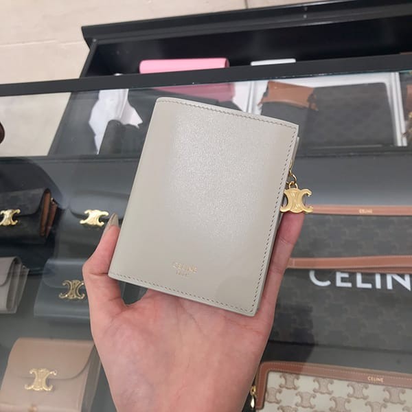 追跡付きで安心届けセリーヌ コンパクトウォレット トリオンフ 財布 n級品2色 10m103frj.38no