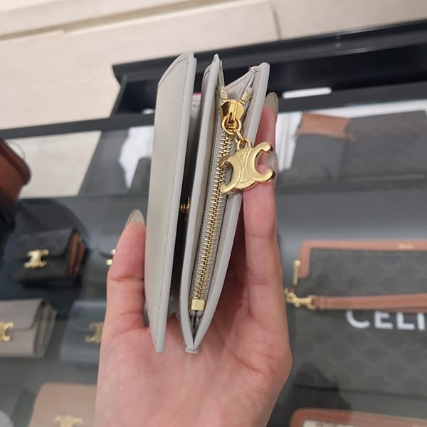 追跡付きで安心届けセリーヌ コンパクトウォレット トリオンフ 財布 n級品2色 10m103frj.38no