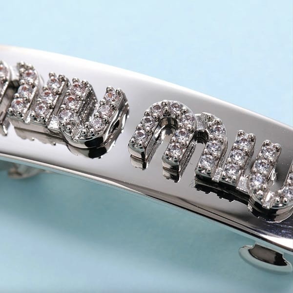 【限定大特価！】ミュウミュウ 偽物 クリスタル付メタル ヘアクリップ 5if118_2dnc_f0okl