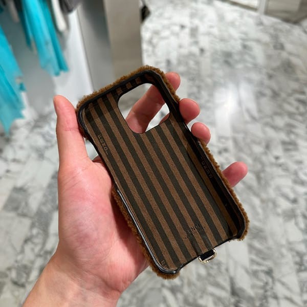 フェンディ モコモコ iphone13proケース ffロゴ n級品 2色 fd200004