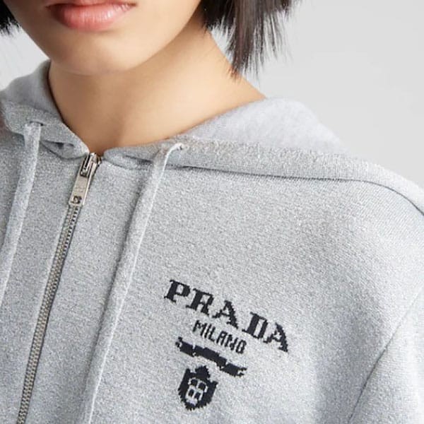 完売必至のカラープラダ カシミヤ ルレックス フード付き スウェットシャツ p25i59
