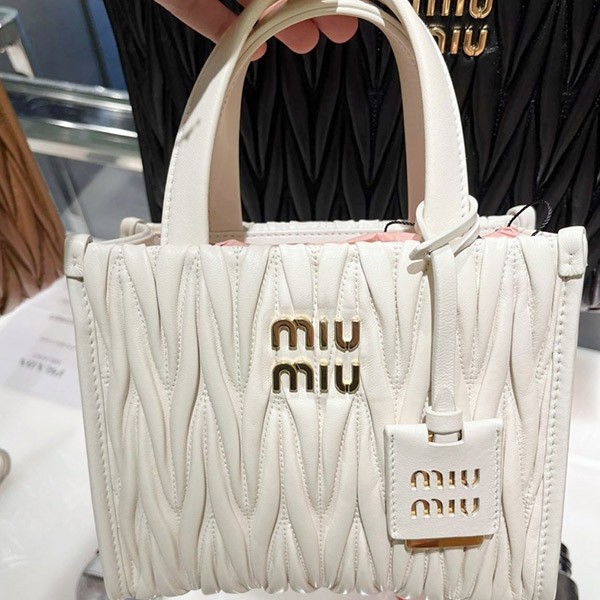 一目惚れアイテムミュウミュウ 偽物 マテラッセレザー 2wayトートバッグ 5ba277n88