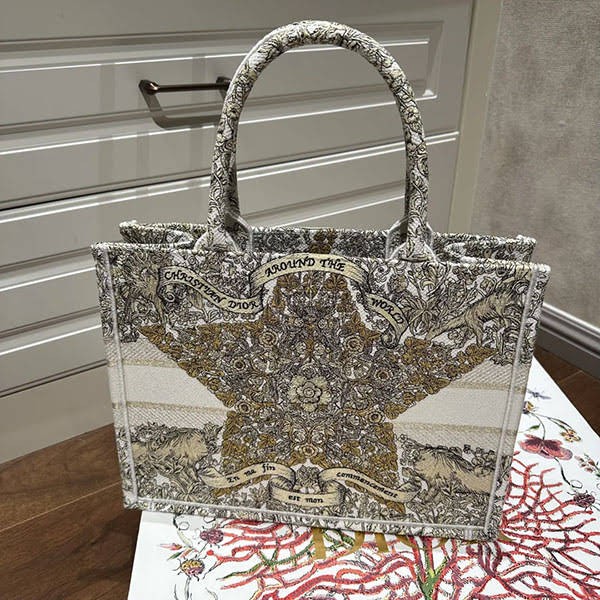 ディオール ホリデー2024 Book Tote バッグ ミディアム M1296ZEDP