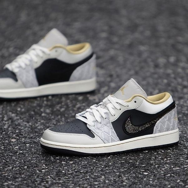 残り僅かナイキ ジョーダン1 Low Beaded Swoosh 偽物★海外限定 bs250115
