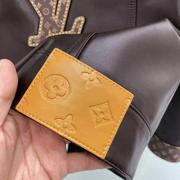 ユニークなデザイン【トラッカーシルエットが魅力的♪】ルイヴィトン★エンベリッシュド レザートラッカージャケット 偽物 1AHBY5