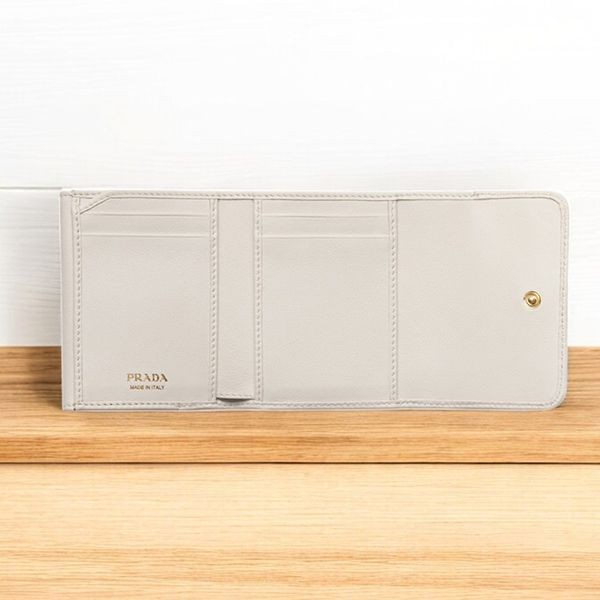【限定カラー】プラダ スタッズ付 レザー 財布 コピー 1MH043_2C3H