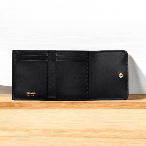 【限定カラー】プラダ スタッズ付 レザー 財布 コピー 1MH043_2C3H
