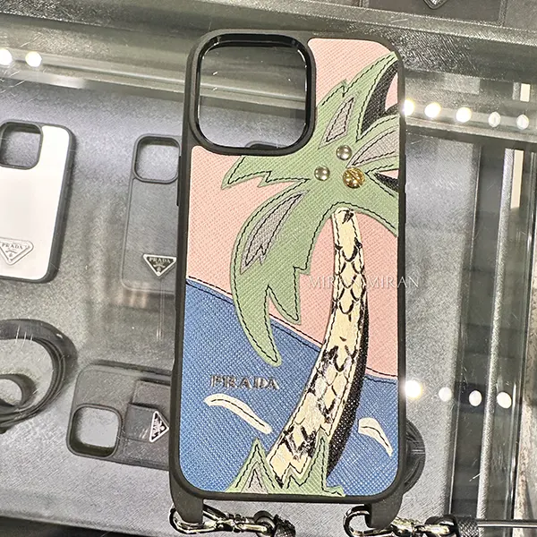 【万能でかわいい♡】プラダ 取り外し可能ストラップ付iPhone16proMaxケース 2ZH211