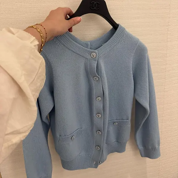 入手困難シャネル 25SS オフショルカーディガン n級品 w25031105