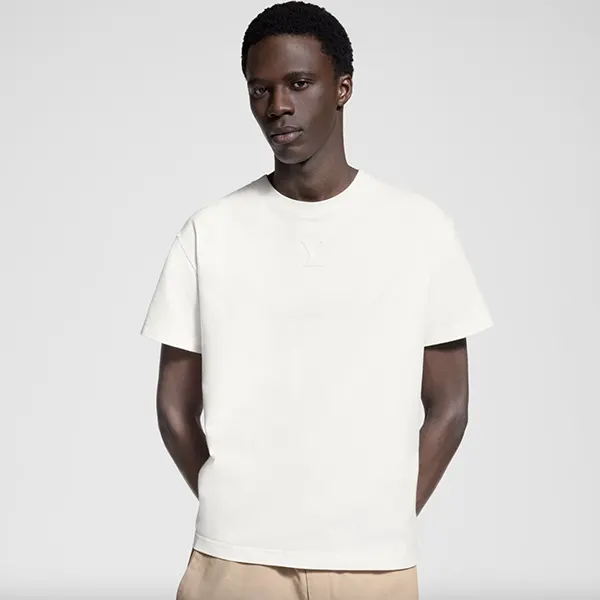 《大人気》25SS ルイヴィトン エンボスLV Tシャツ コピー 1AA5E0