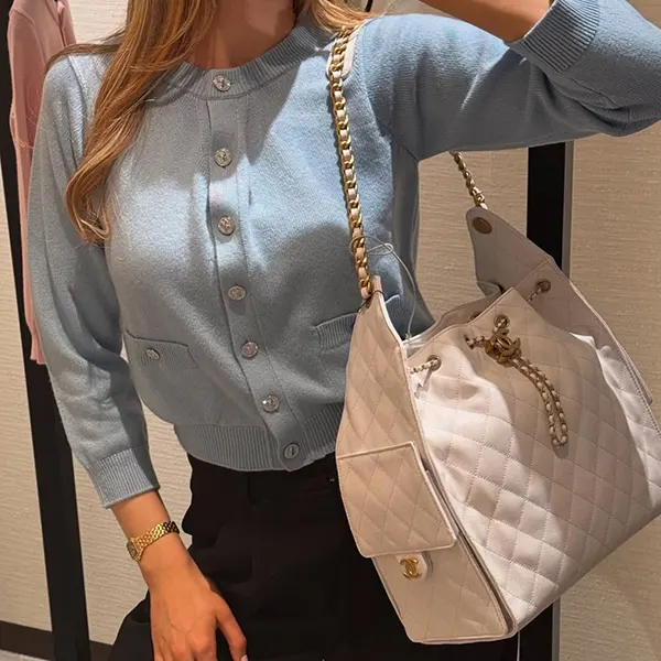 入手困難シャネル 25SS オフショルカーディガン n級品 w25031105