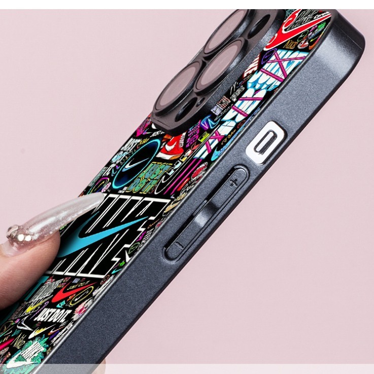 ナイキ iPhone 16 Pro Max ケース カートゥーン アート ガラスカバー iPhone 15/14 Pro/13 対応 おしゃれ スタイリッシュ クリア デザイン 25042201