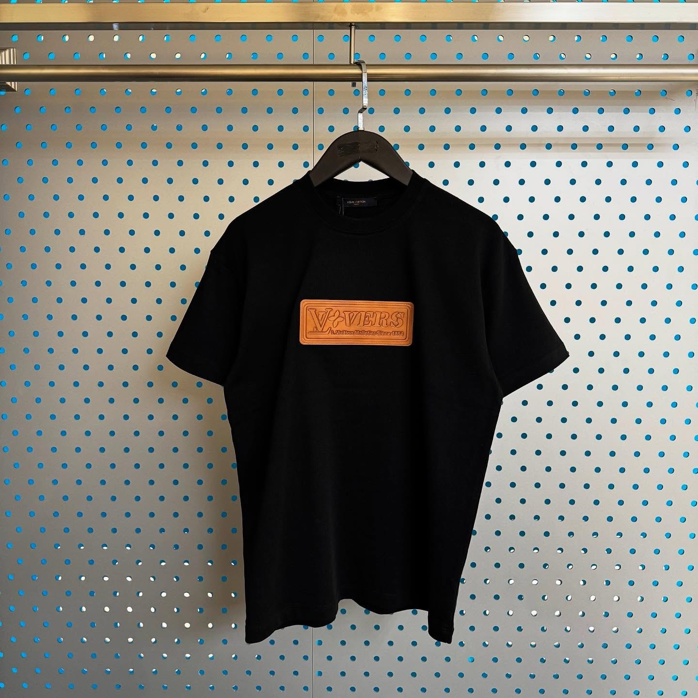 2025SS 【VIP価格】ルイヴィトン クルーネック ロゴ Tシャツ 2色 1AHCWG