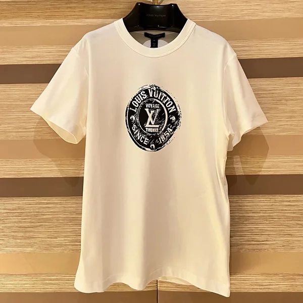 即納でお届け《着回し抜群！》ルイヴィトン スタンプ Tシャツ N級品 半袖 1AHIZ9