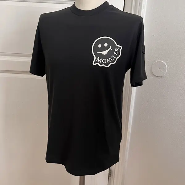 プレゼントに最適モンクレール Cartoon ロゴ Tシャツ 偽物 K10918C0001889AJS23G