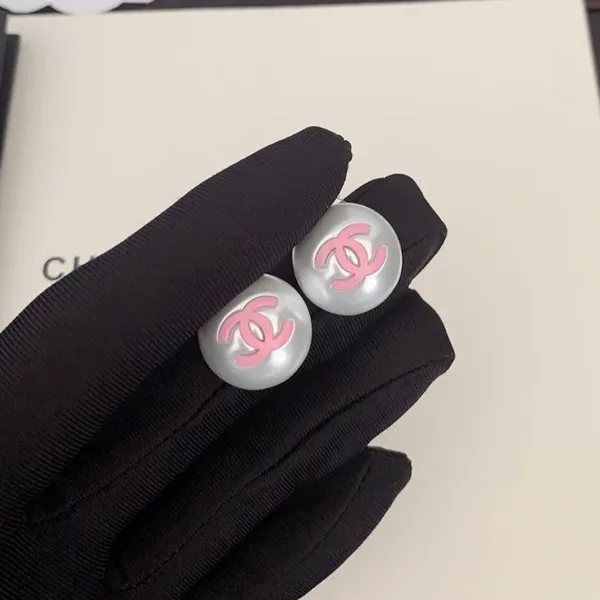 大人気定番シャネル パール×CCマーク ロゴ ピアス フェイク レジン 2色 xnr145222