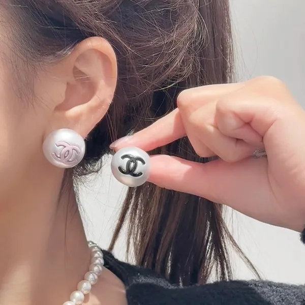 大人気定番シャネル パール×CCマーク ロゴ ピアス フェイク レジン 2色 xnr145222
