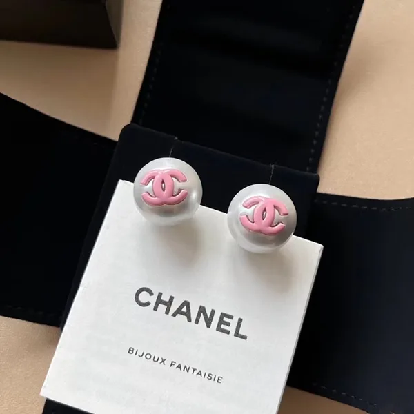 大人気定番シャネル パール×CCマーク ロゴ ピアス フェイク レジン 2色 xnr145222