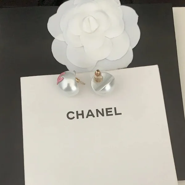 大人気定番シャネル パール×CCマーク ロゴ ピアス フェイク レジン 2色 xnr145222