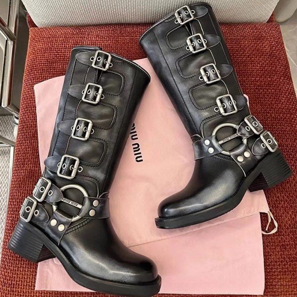 宇野実彩子、三上悠亜 着用 ミュウミュウ バックル レザーブーツ 5cm 5W792D