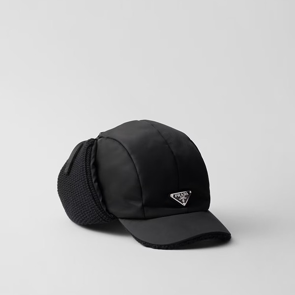坂口健太郎 着用 プラダ ウール Re-Nylon トライアングルロゴ ハット 2HC392