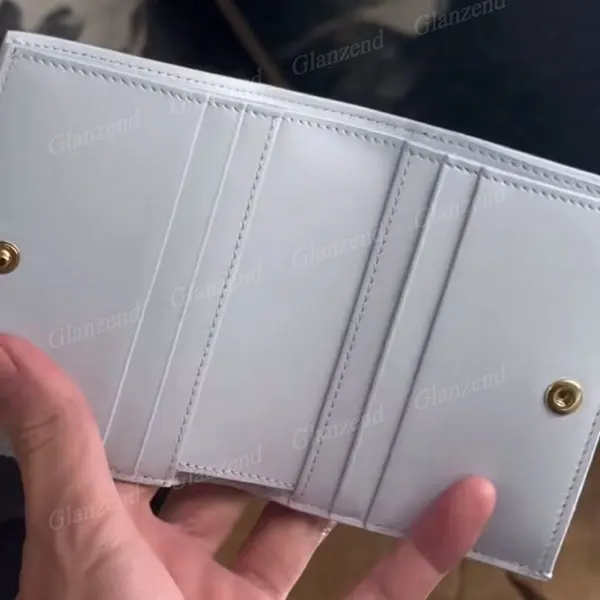 ギフトにも♪セリーヌ コンパクト ウォレット チャーム 偽物 10M103FVO.38NO