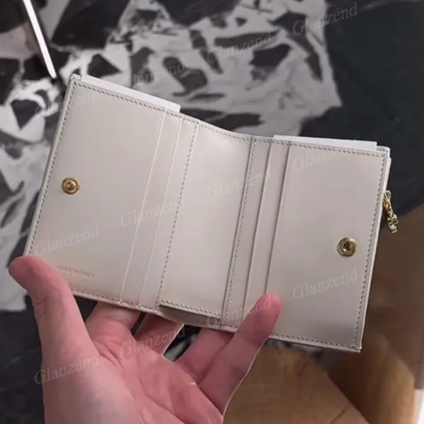 ギフトにも♪セリーヌ コンパクト ウォレット チャーム 偽物 10M103FVO.38NO