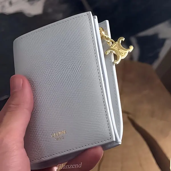 ギフトにも♪セリーヌ コンパクト ウォレット チャーム 偽物 10M103FVO.38NO