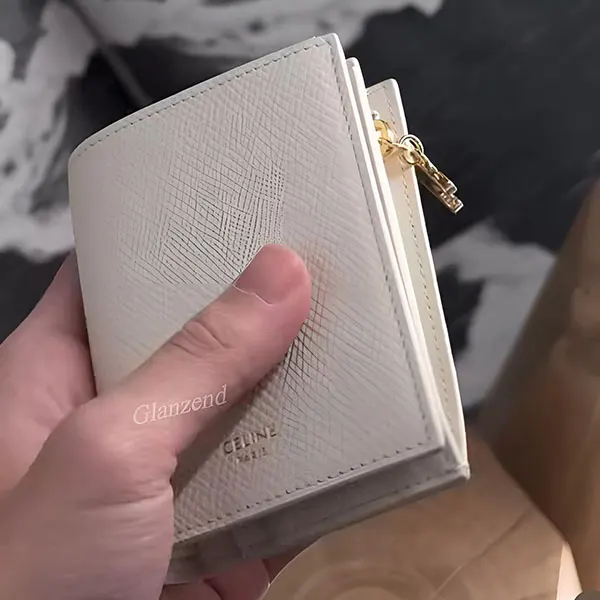 ギフトにも♪セリーヌ コンパクト ウォレット チャーム 偽物 10M103FVO.38NO