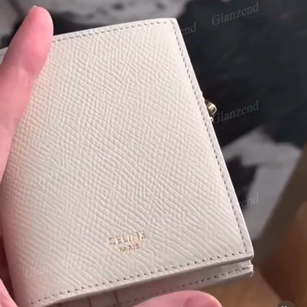 ギフトにも♪セリーヌ コンパクト ウォレット チャーム 偽物 10M103FVO.38NO